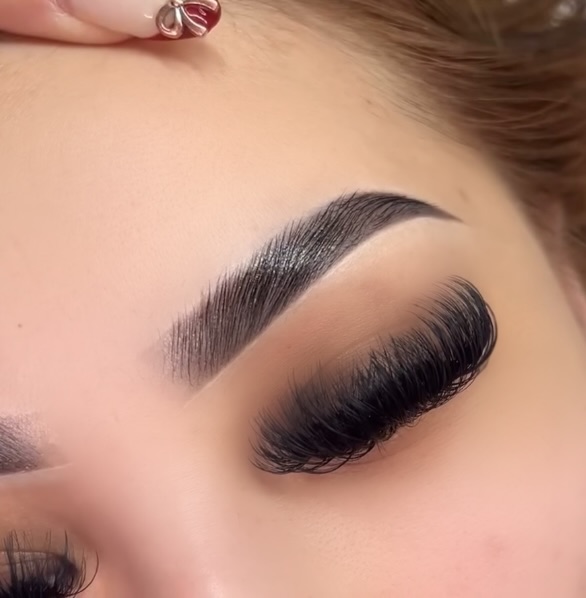 Mega Wispies Volume Lashes